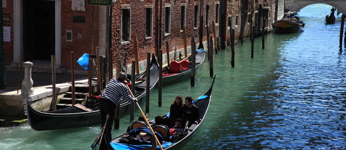 Góndolas en un canal de Venecia