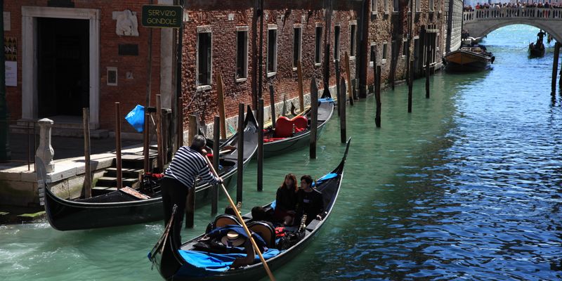 Góndolas en un canal de Venecia