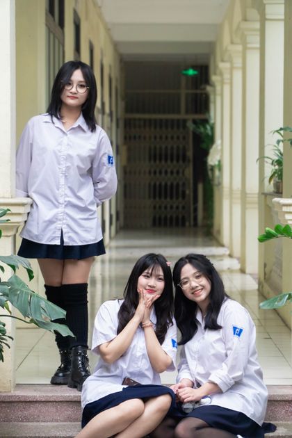 Học sinh trong đồng phục học sinh chụp ảnh nhóm tại trường - vải TR được dùng phổ biến cho đồng phục học sinh Việt Nam