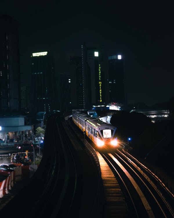 夜の電車の写真