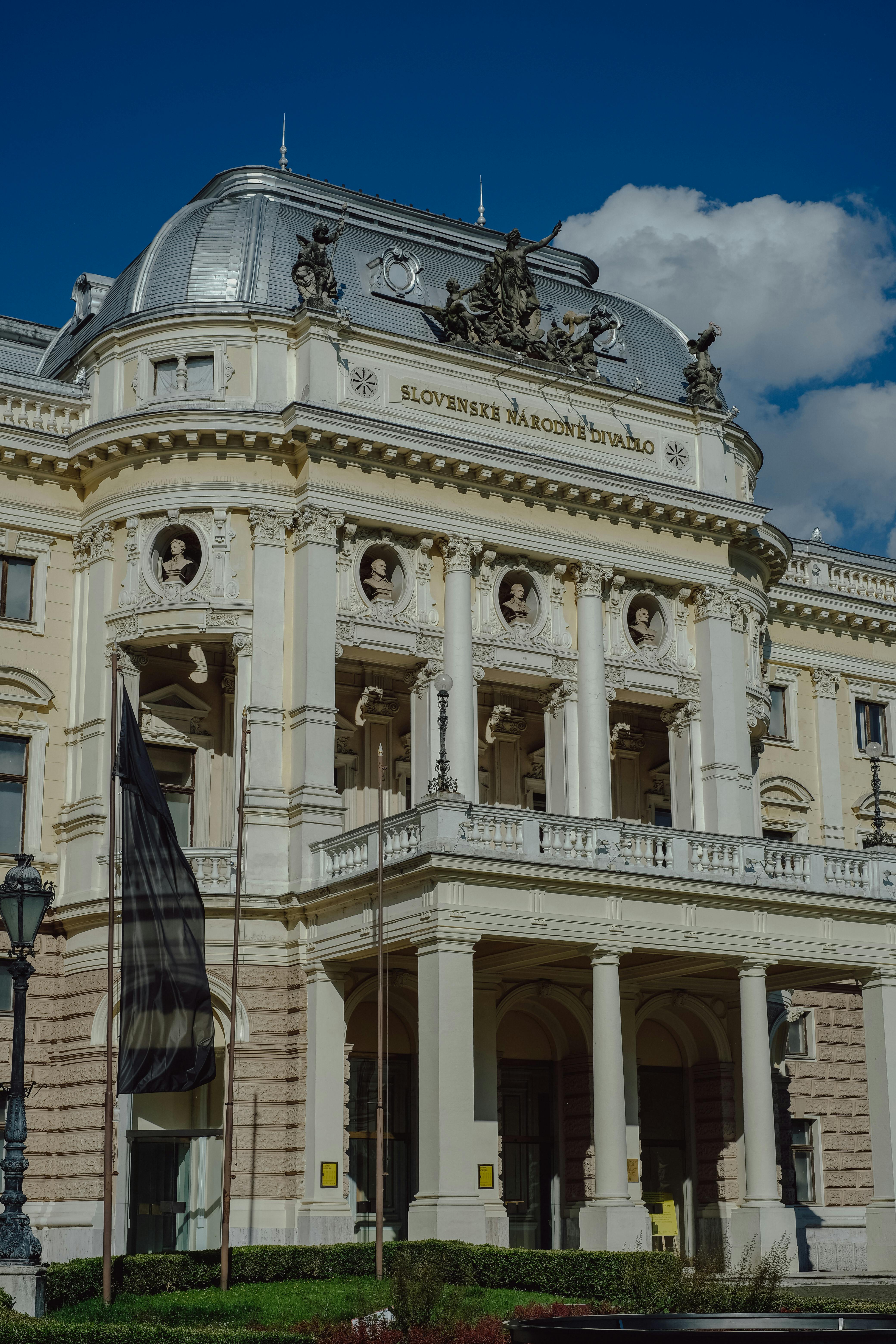 Gratis Una vista impresionante del ornamentado Teatro Nacional Eslovaco en Bratislava bajo un cielo azul claro. Foto de stock