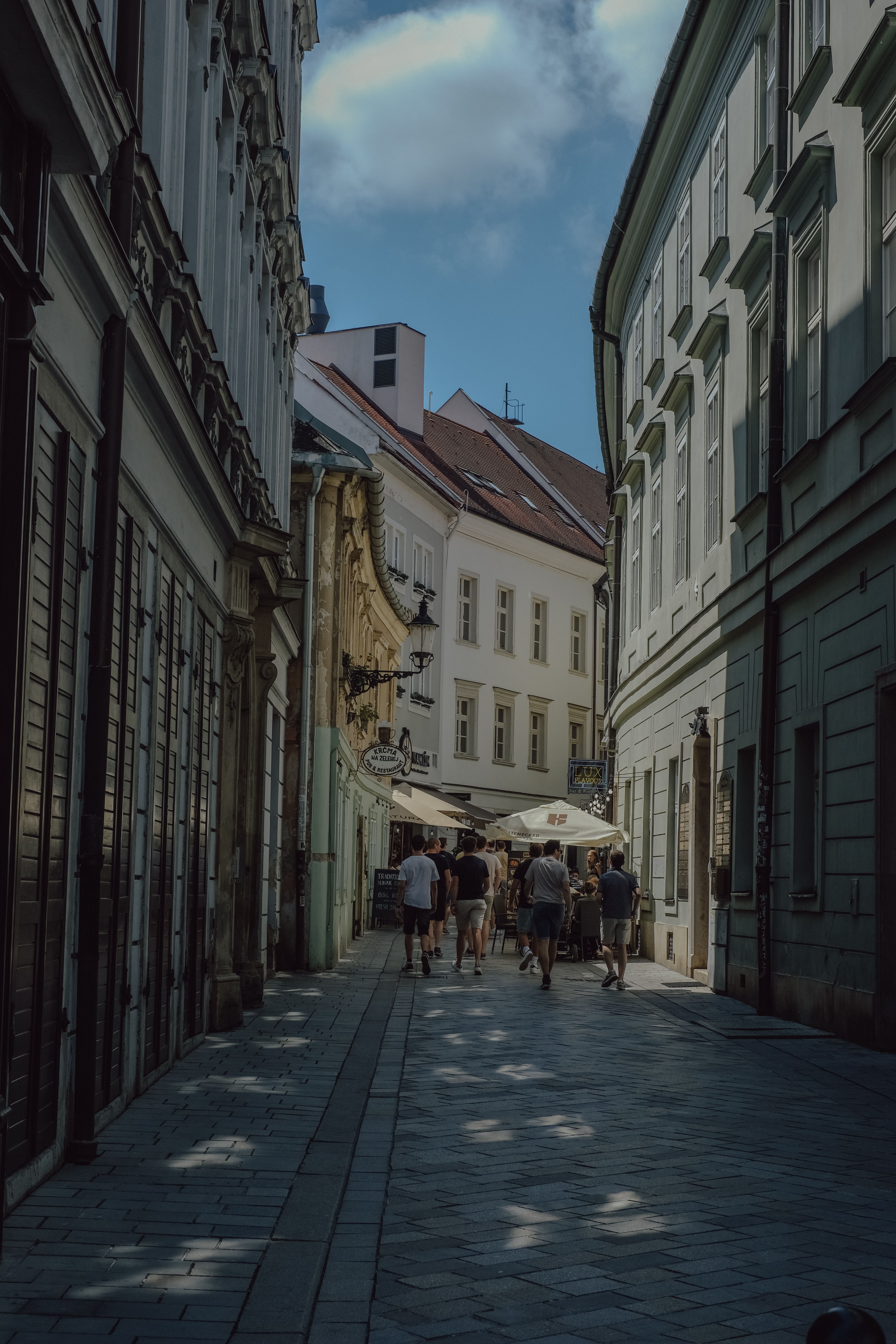Charming European Street with Historic Architecture · Free Stock Photo