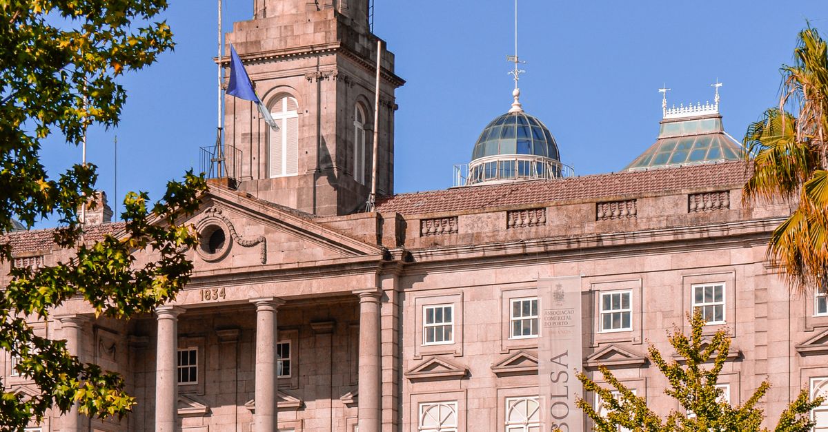 Fachada de edifício clássico, simbolizando segurança e proteção social no Bolsa Família