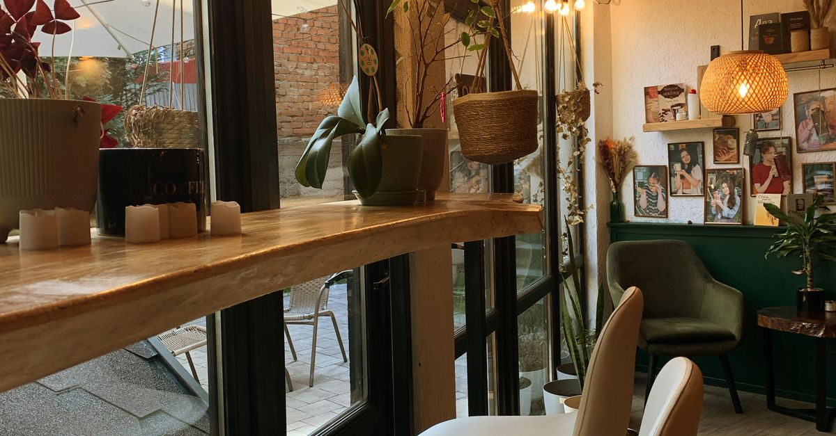 Gemütliches Café Interieur Mit Stimmungsvoller Beleuchtung ...