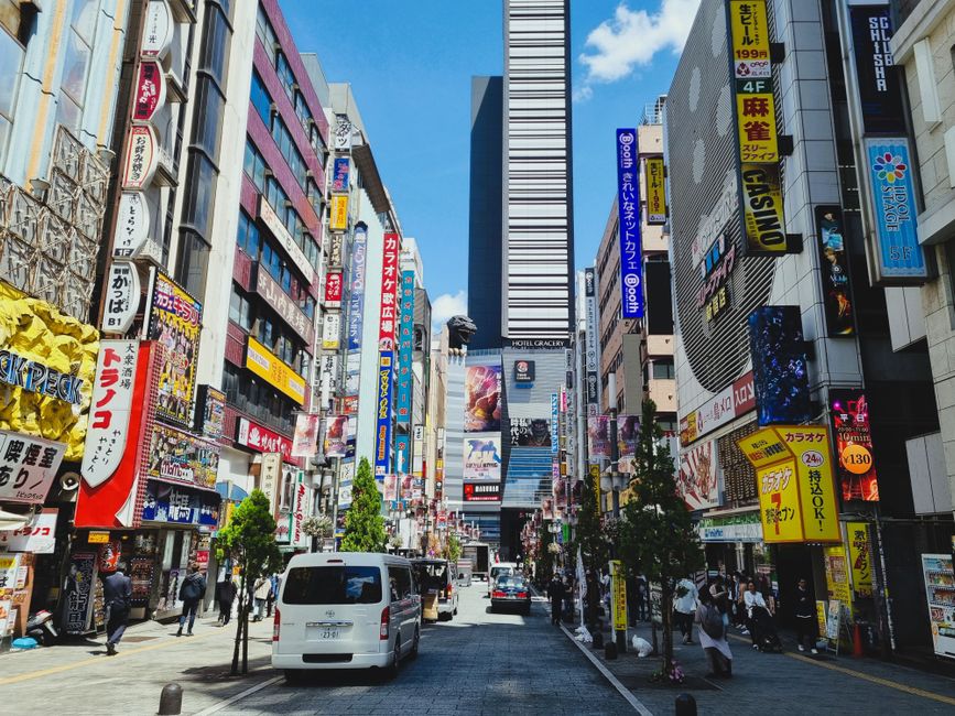 色とりどりのネオンサインと忙しい歩行者でいっぱいの賑やかな東京の通り。
