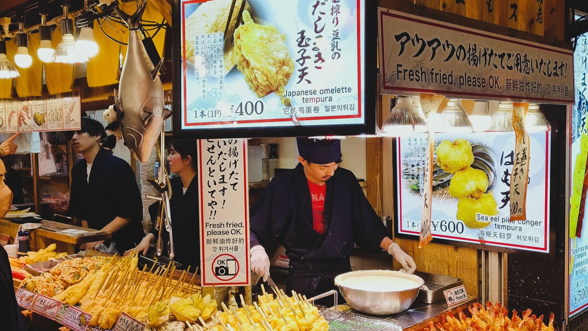 Pasar tradisional makanan Jepang dengan tempura dan street food lokal yang autentik