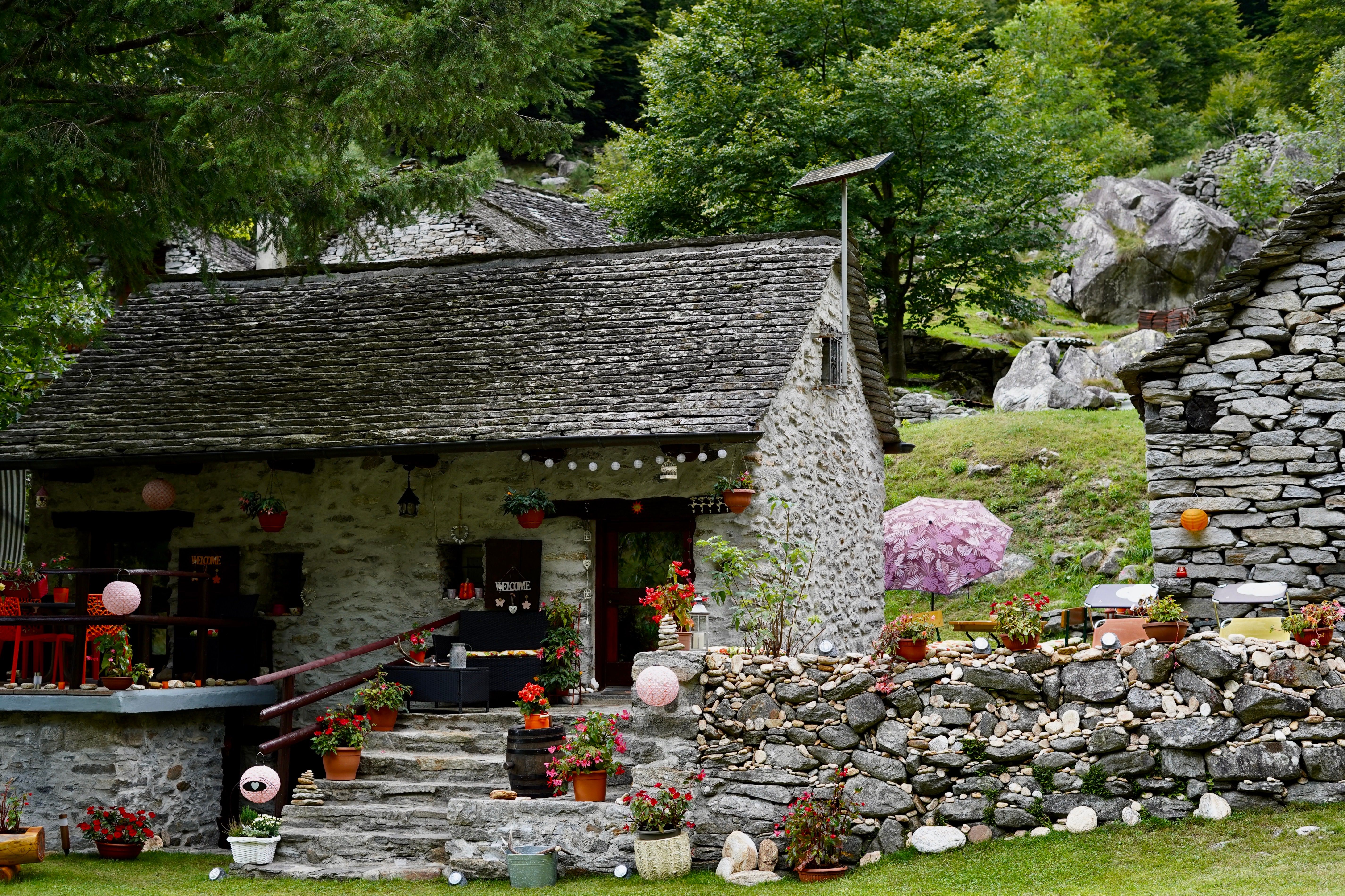 Charming Stone Cottage in Lush Green Countryside · Free Stock Photo