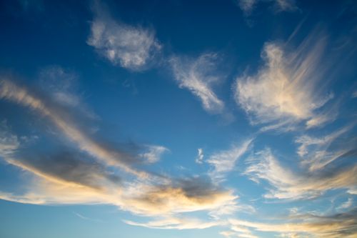 Free Peaceful sky with delicate clouds during sunset, showcasing natural beauty and tranquility. Stock Photo