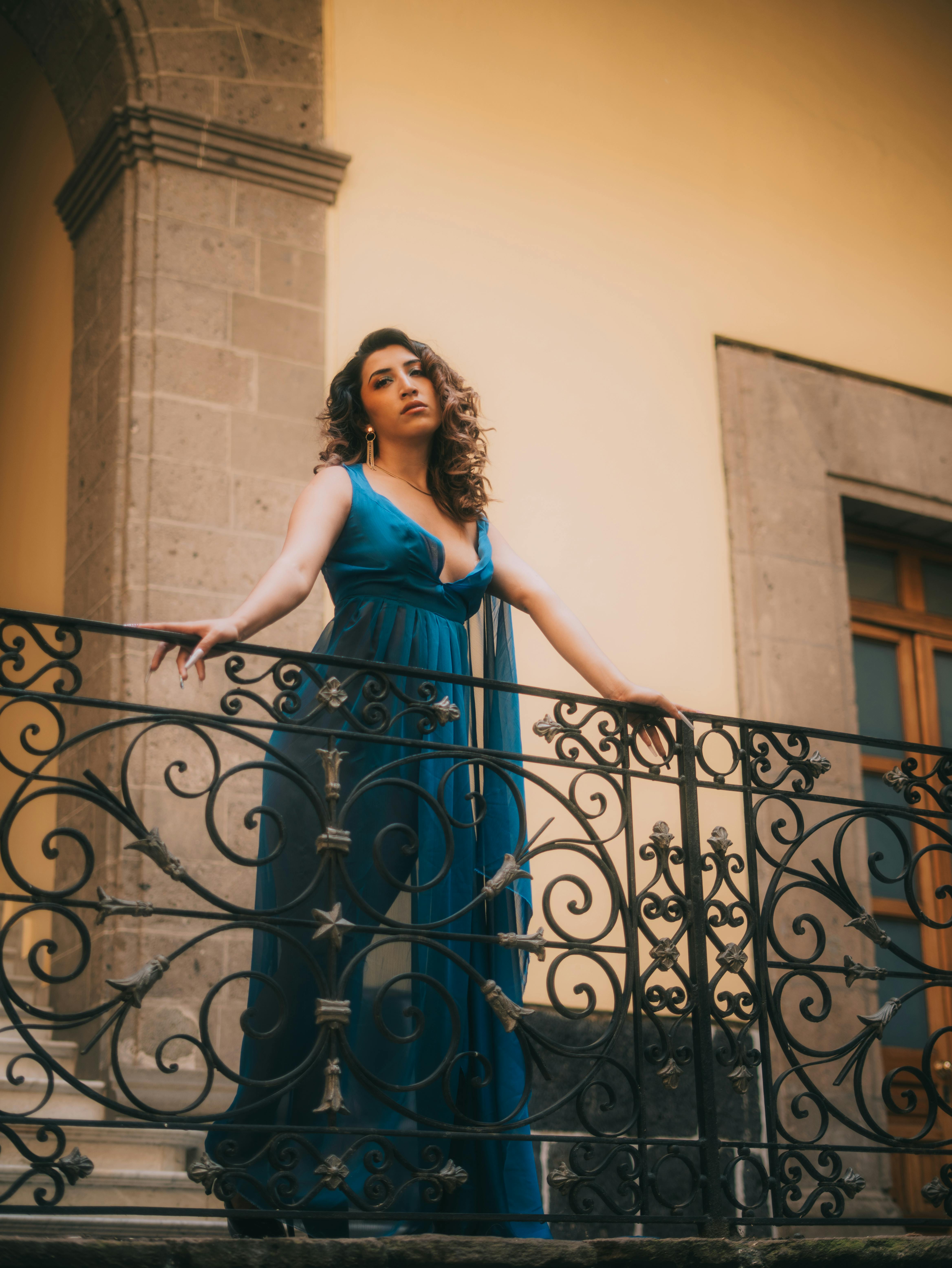 Kostnadsfria Modemodell i en elegant blå klänning poserar utomhus i Mexico City. Stock foto