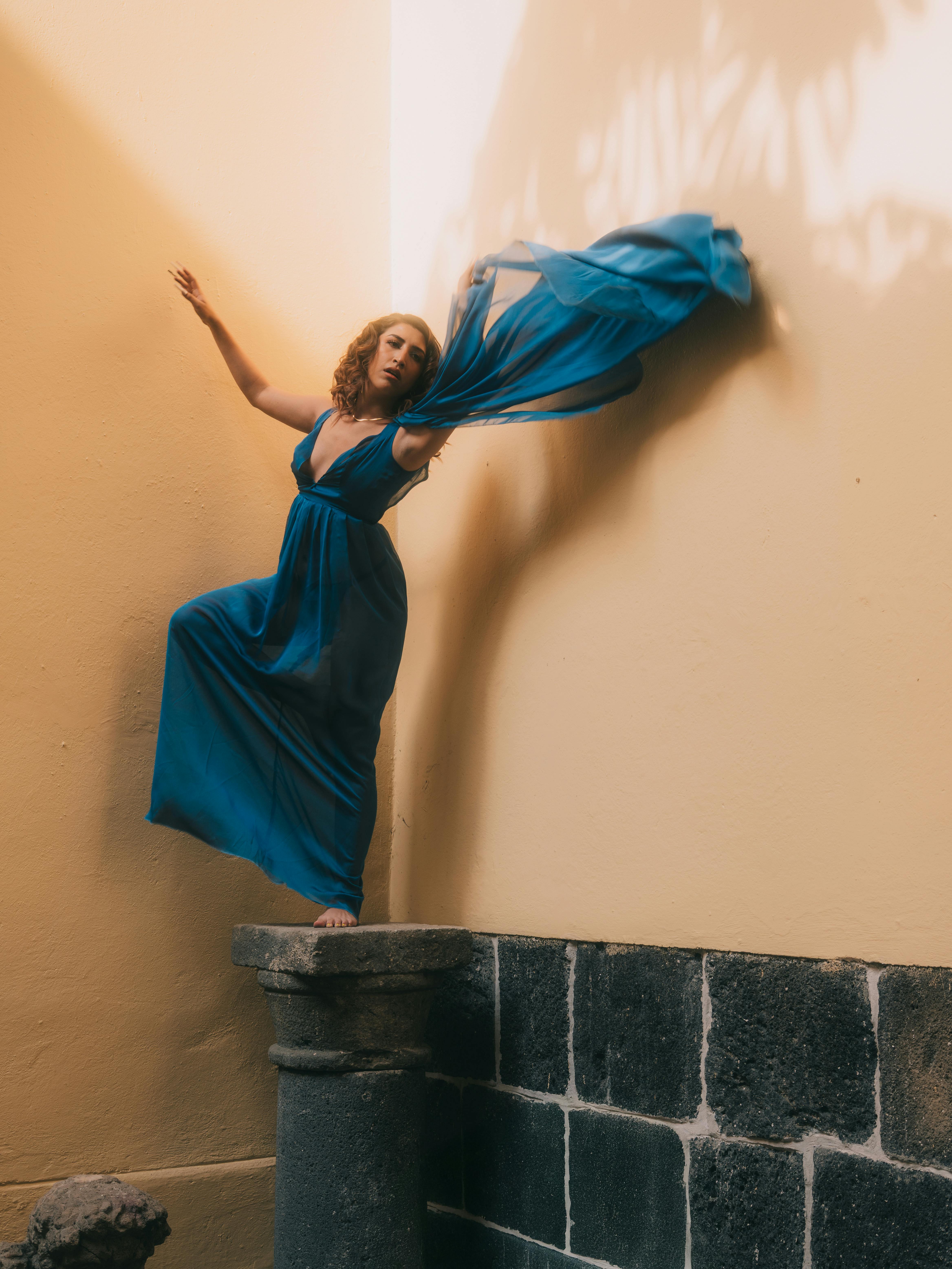 Gratuit Un mannequin pose de manière spectaculaire dans une robe bleue en intérieur. Prise à Mexico. Photos
