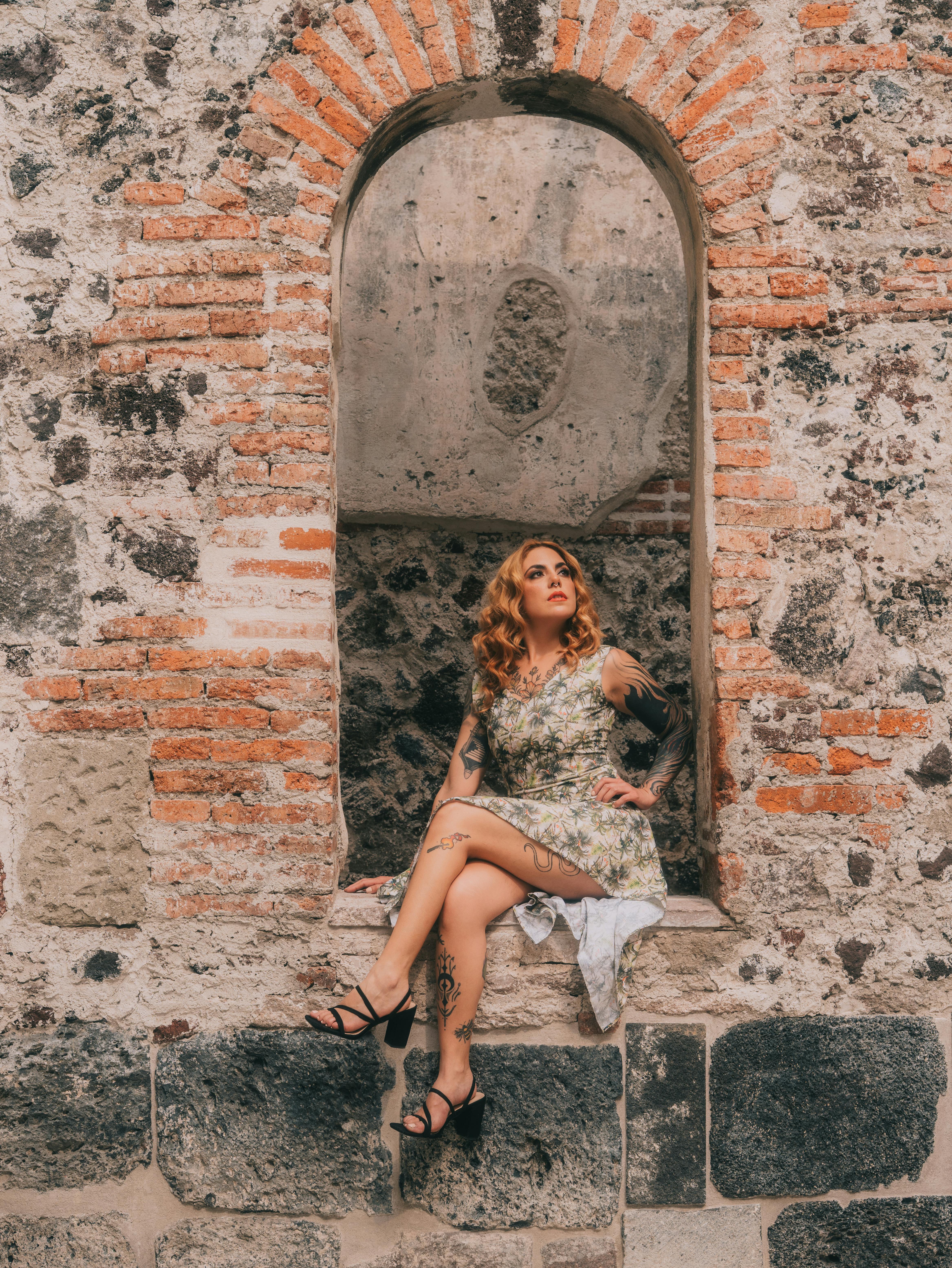 Gratis Elegante ritratto di moda di una modella esposto in una storica vetrina in pietra a Città del Messico. Foto a disposizione