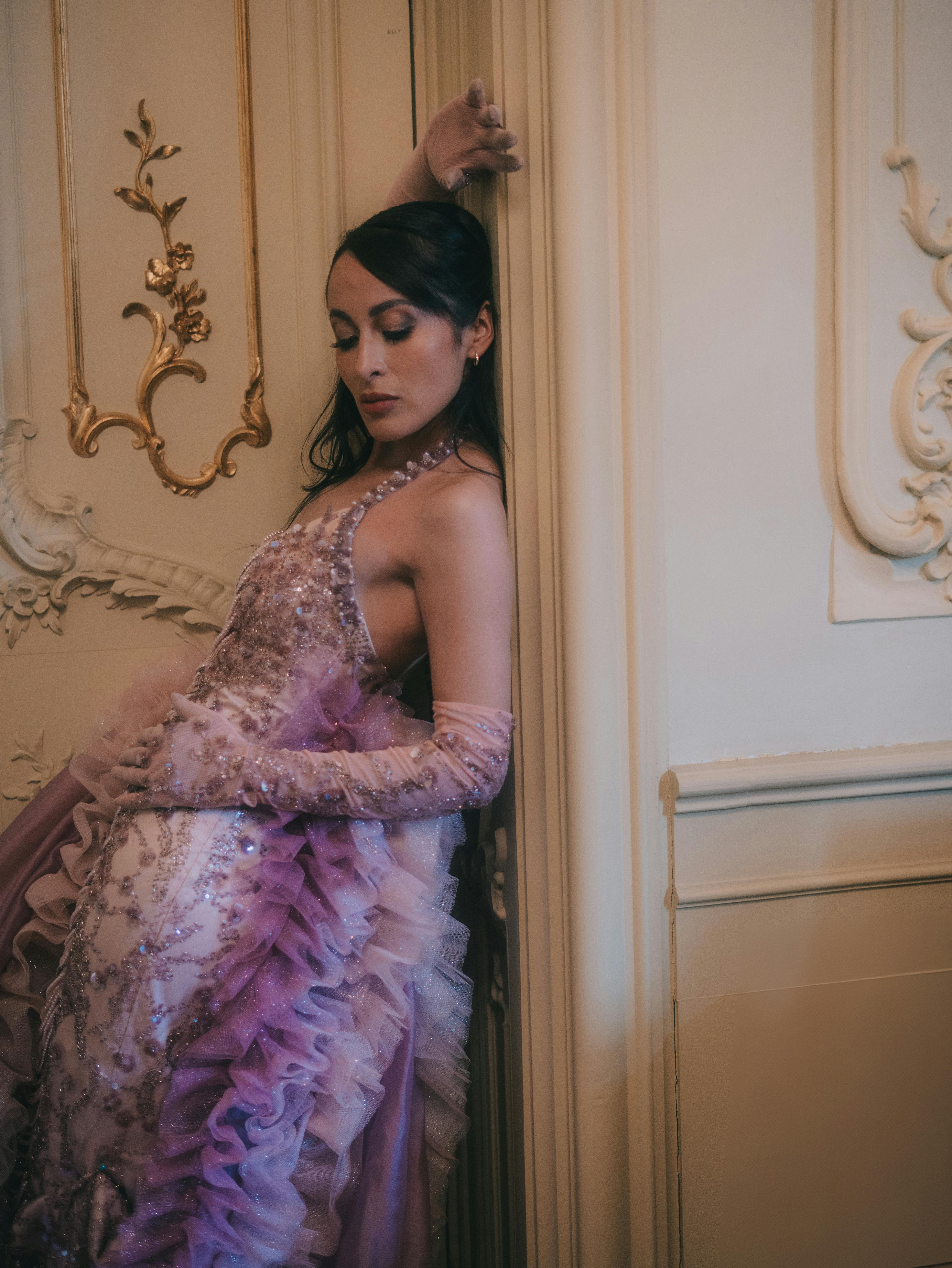 Gratuit Modelul de modă pozează în rochie mov luxoasă într-un cadru interior ornamentat. Fotografie de stoc