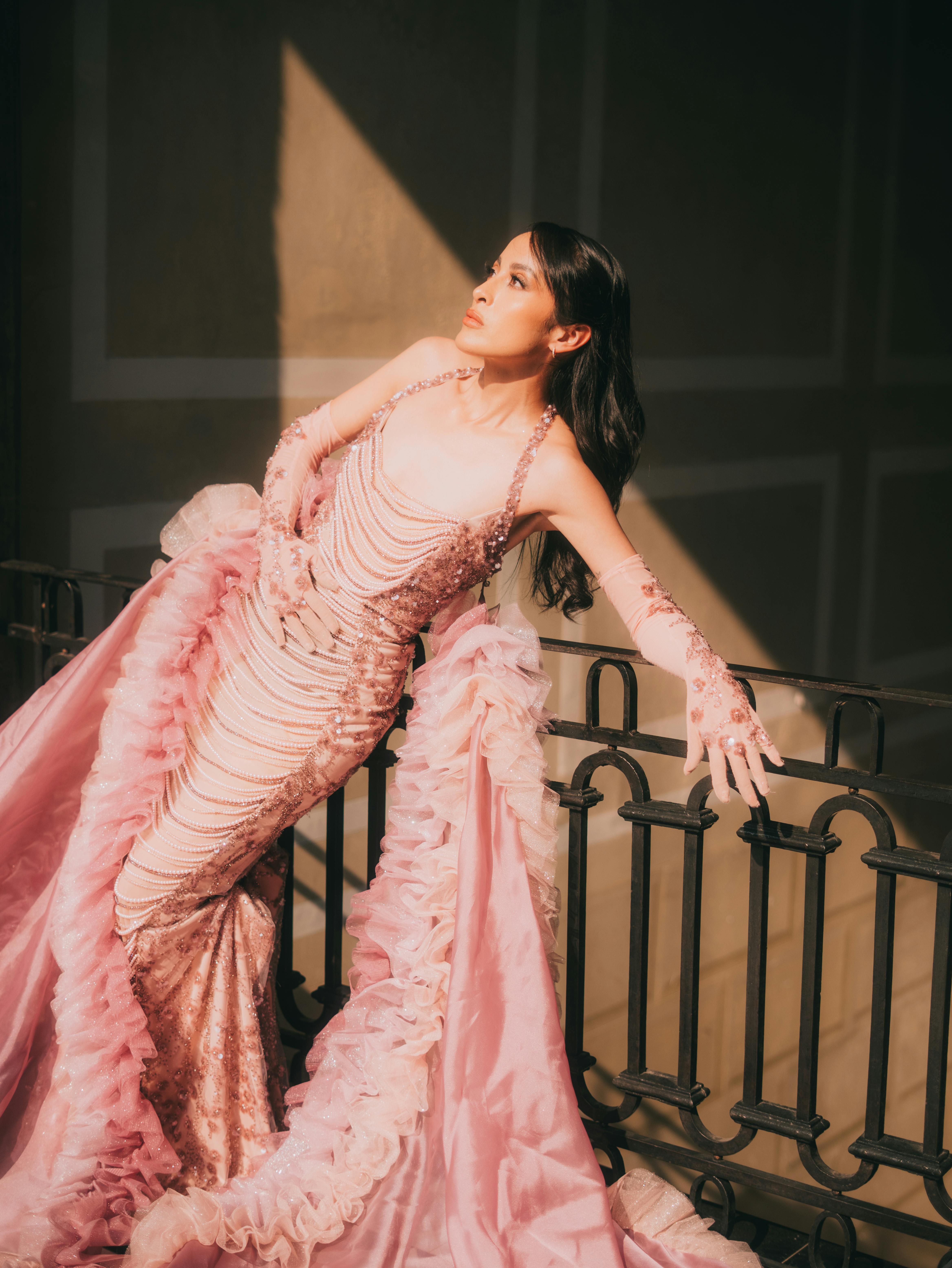 gratis Modemodel poseert in een luxueuze roze jurk met ruches, Mexico-Stad. Stockfoto