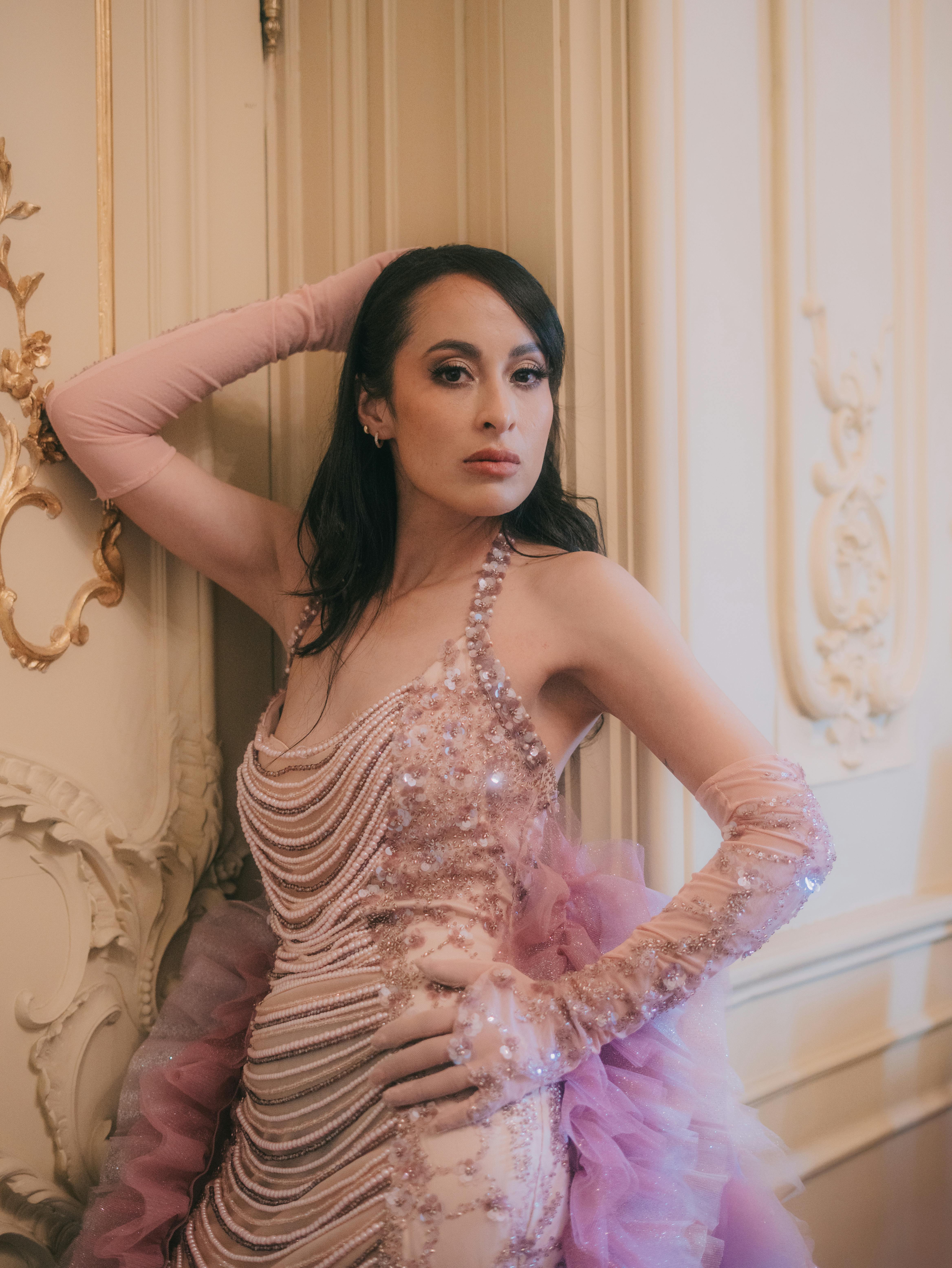 Gratis Modelo de moda posando elegantemente en un interior ornamentado con un vestido de diseñador rosa. Foto de stock