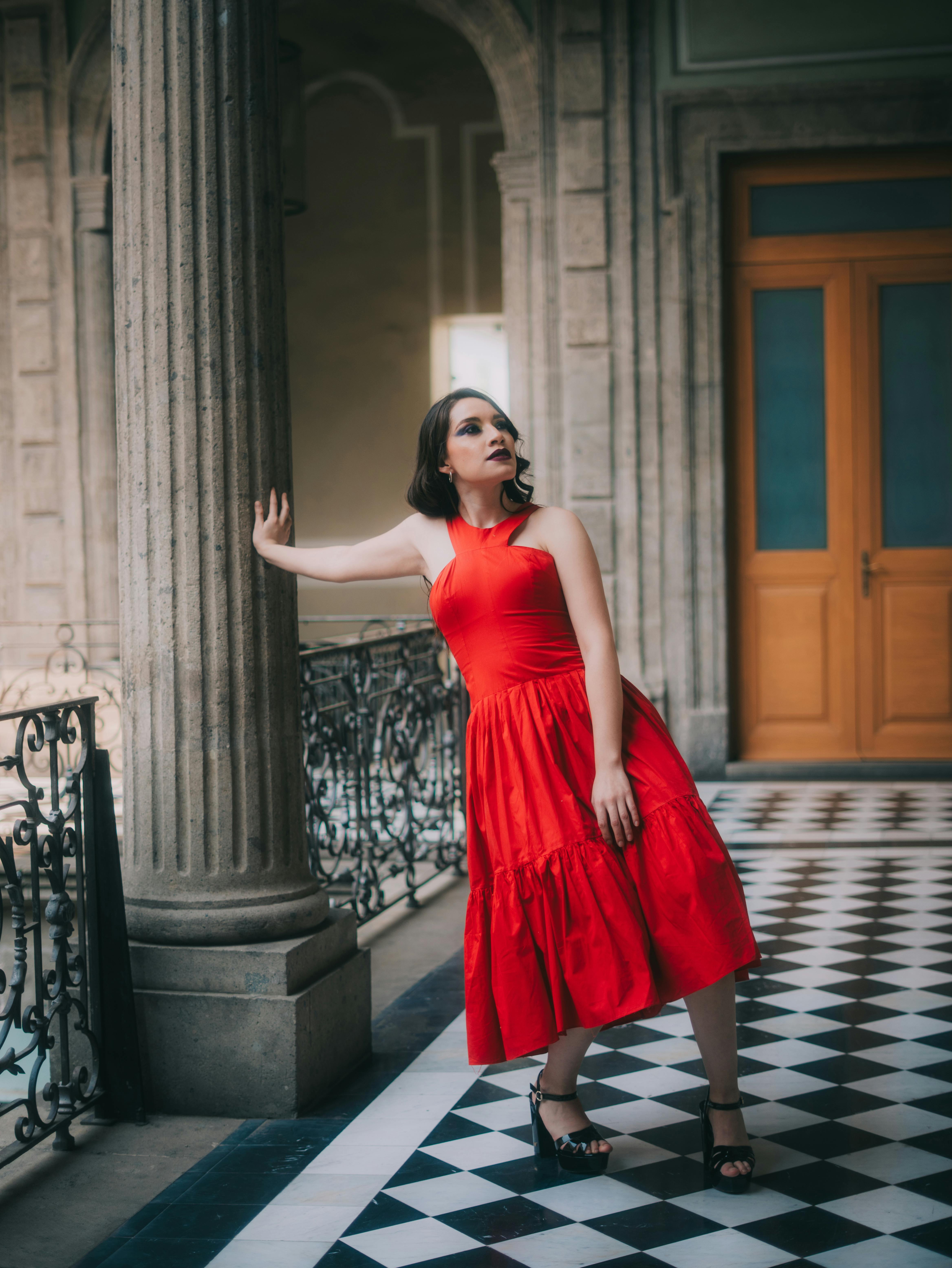 gratis Een modieuze vrouw poseert in een rode jurk in een historisch gebouw in Mexico-Stad. Stockfoto