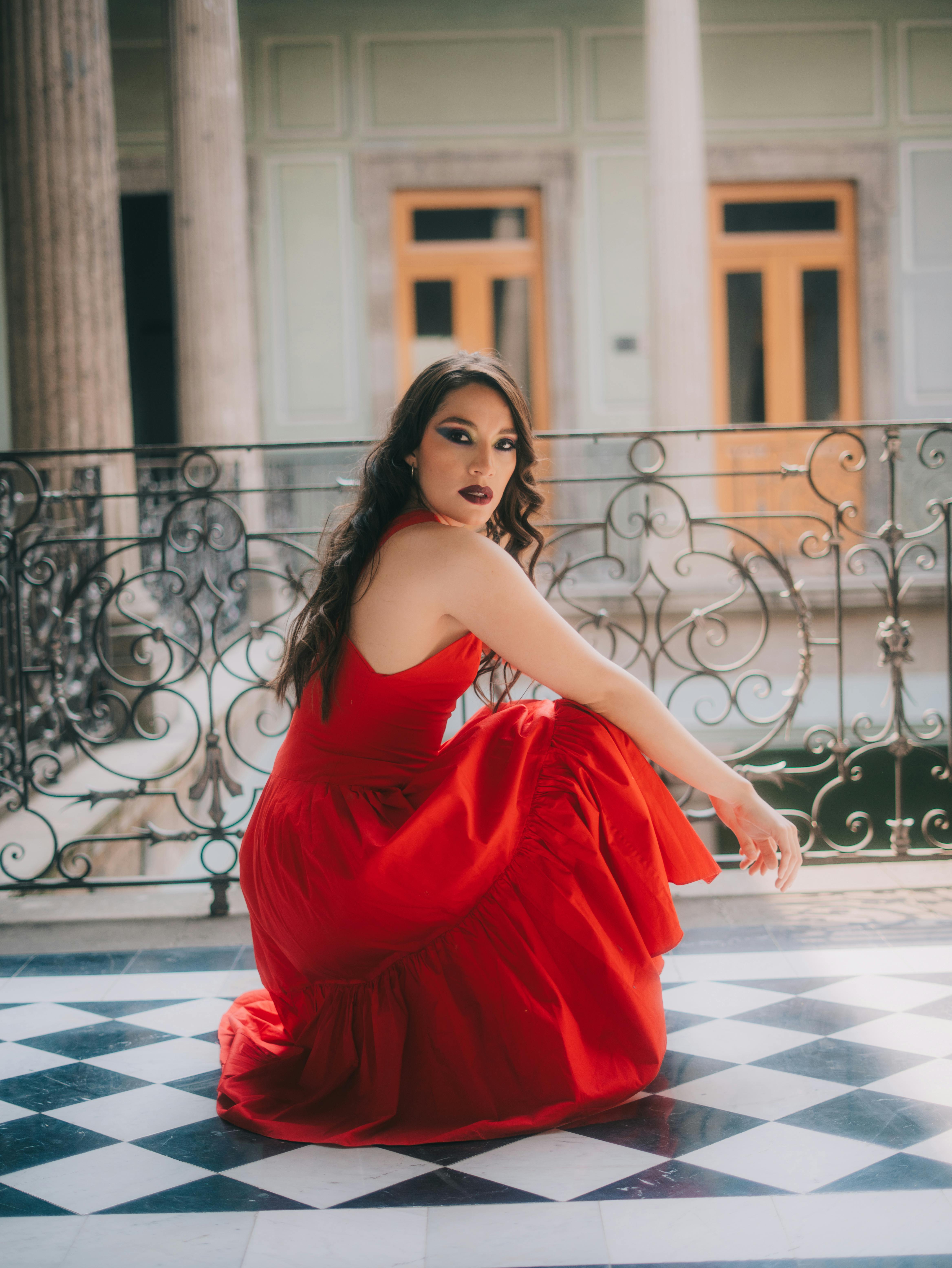 Gratis Elegant kvinne i rød kjole poserer på et historisk sted, Mexico City. Arkivbilde