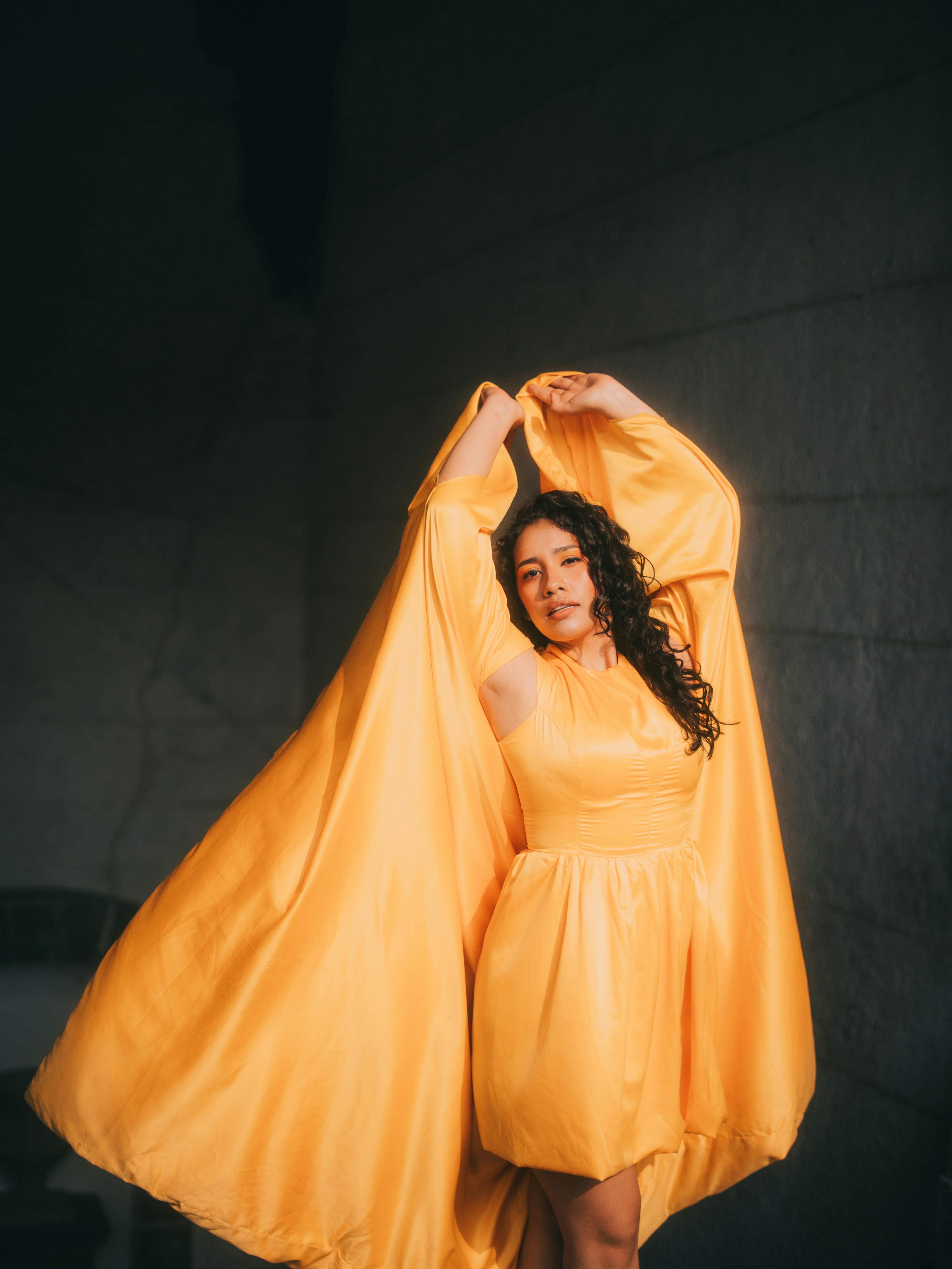 gratis Een modemodel poseert in een opvallende gele jurk in Mexico-Stad en straalt elegantie uit. Stockfoto