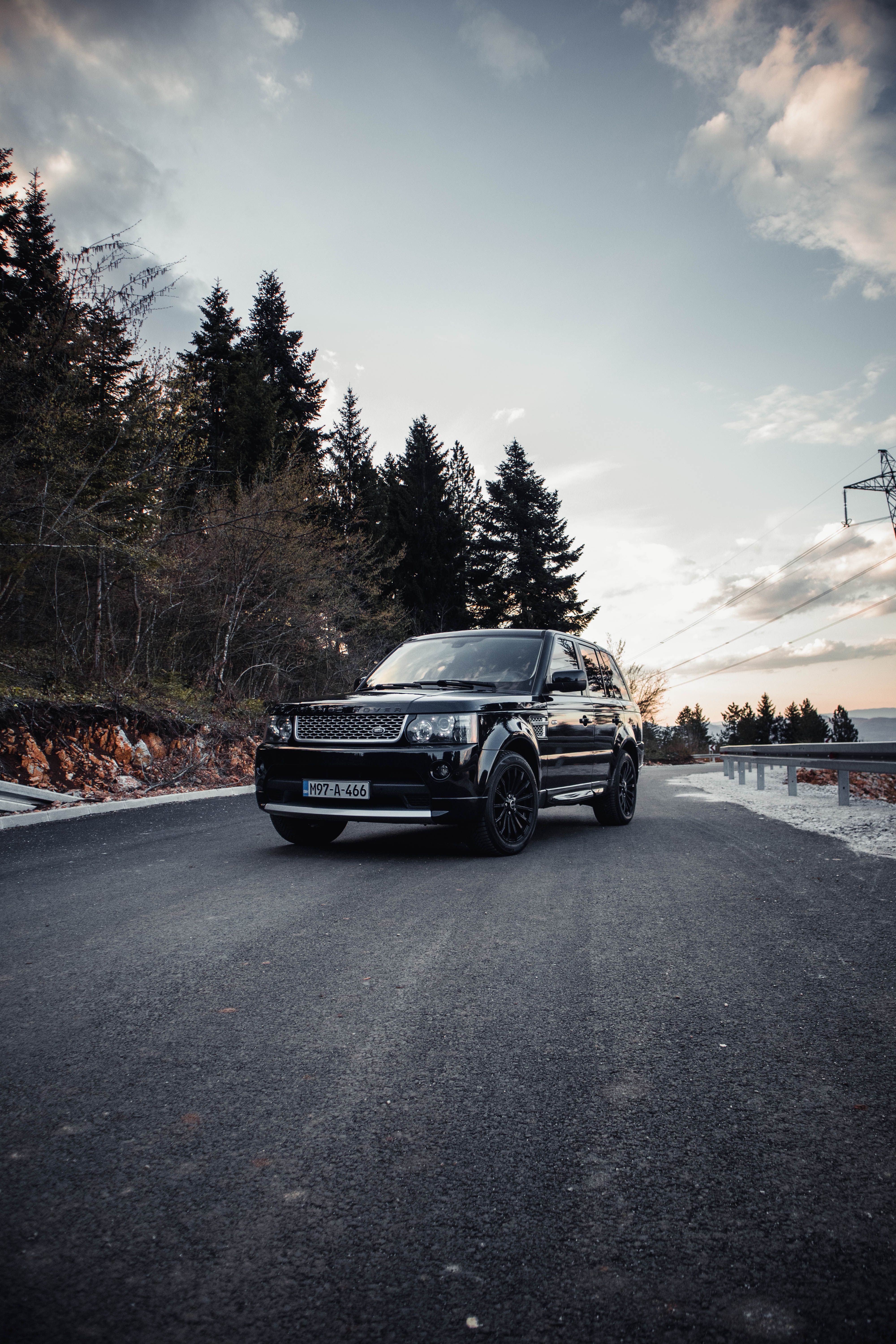 Dramatic Range Rover on Scenic Mountain Road · Free Stock Photo