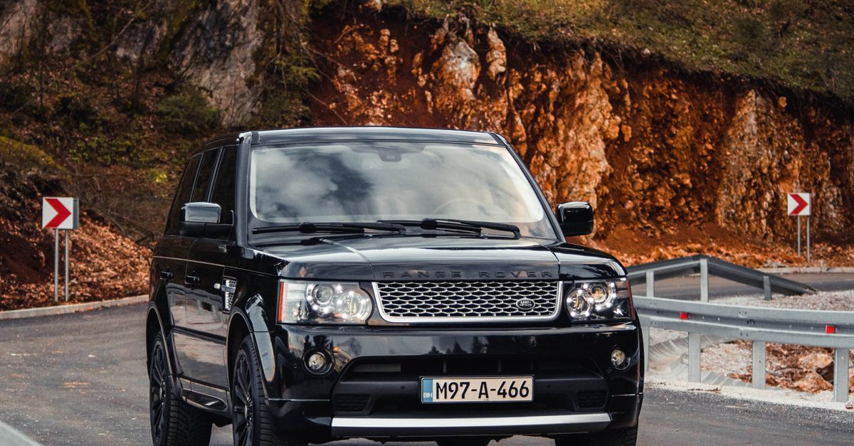 Highlander Rang Rover Elegant Range Rover on a Scenic Highland Road · Free Stock Photo