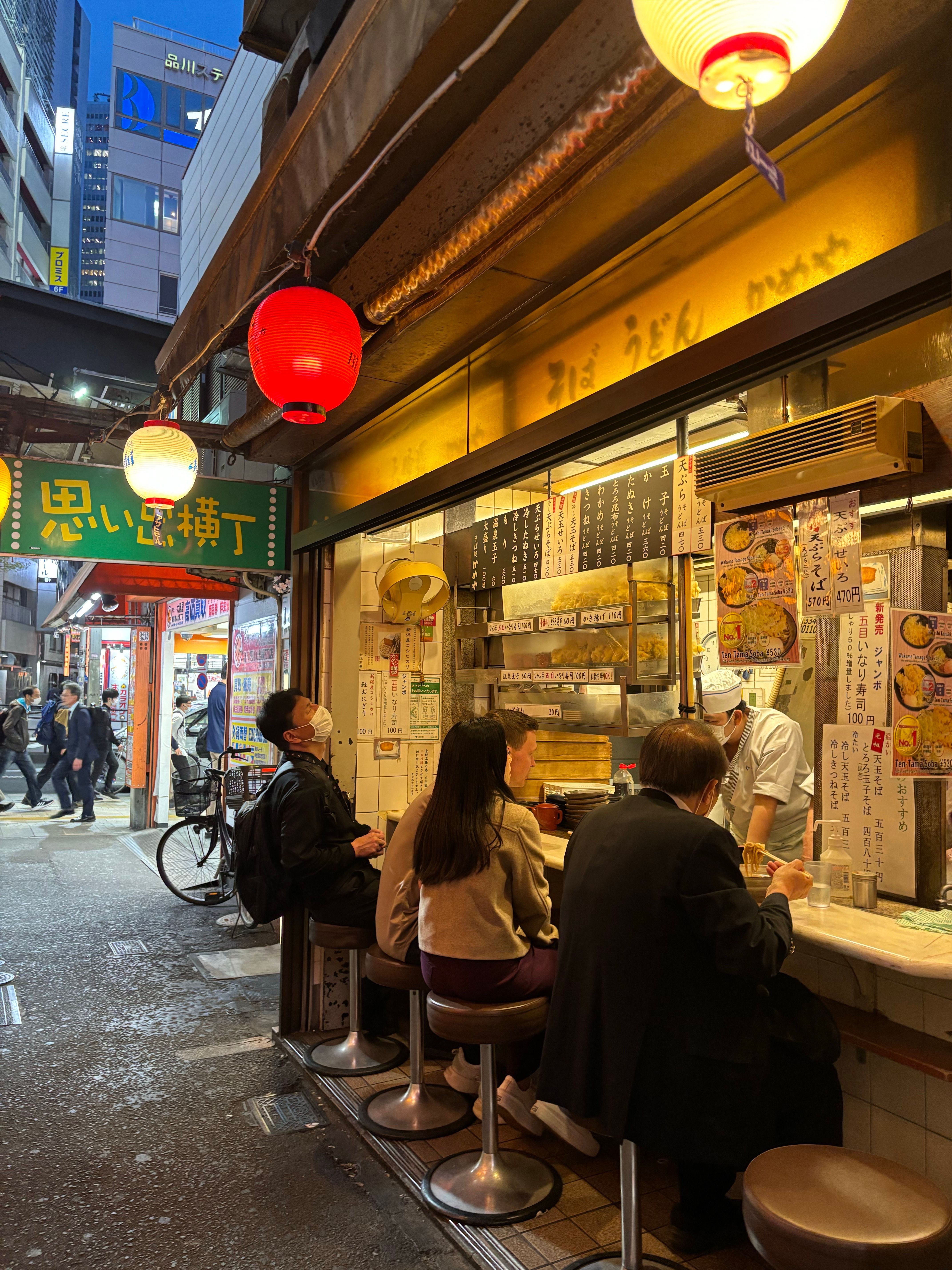 Gente disfrutando en izakaya japonesa