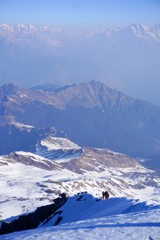 Breathtaking view of snow-covered Himalayan peaks in Uttarakhand, ideal for trekking enthusiasts.