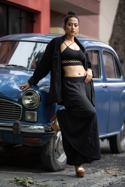 Free Stylish model poses by a classic car in Bengaluru, showcasing luxury fashion and modern elegance. Stock Photo