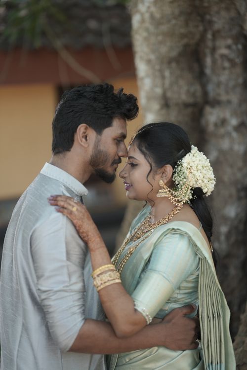 Free A couple sharing an intimate moment outdoors in traditional clothing under natural light. Stock Photo