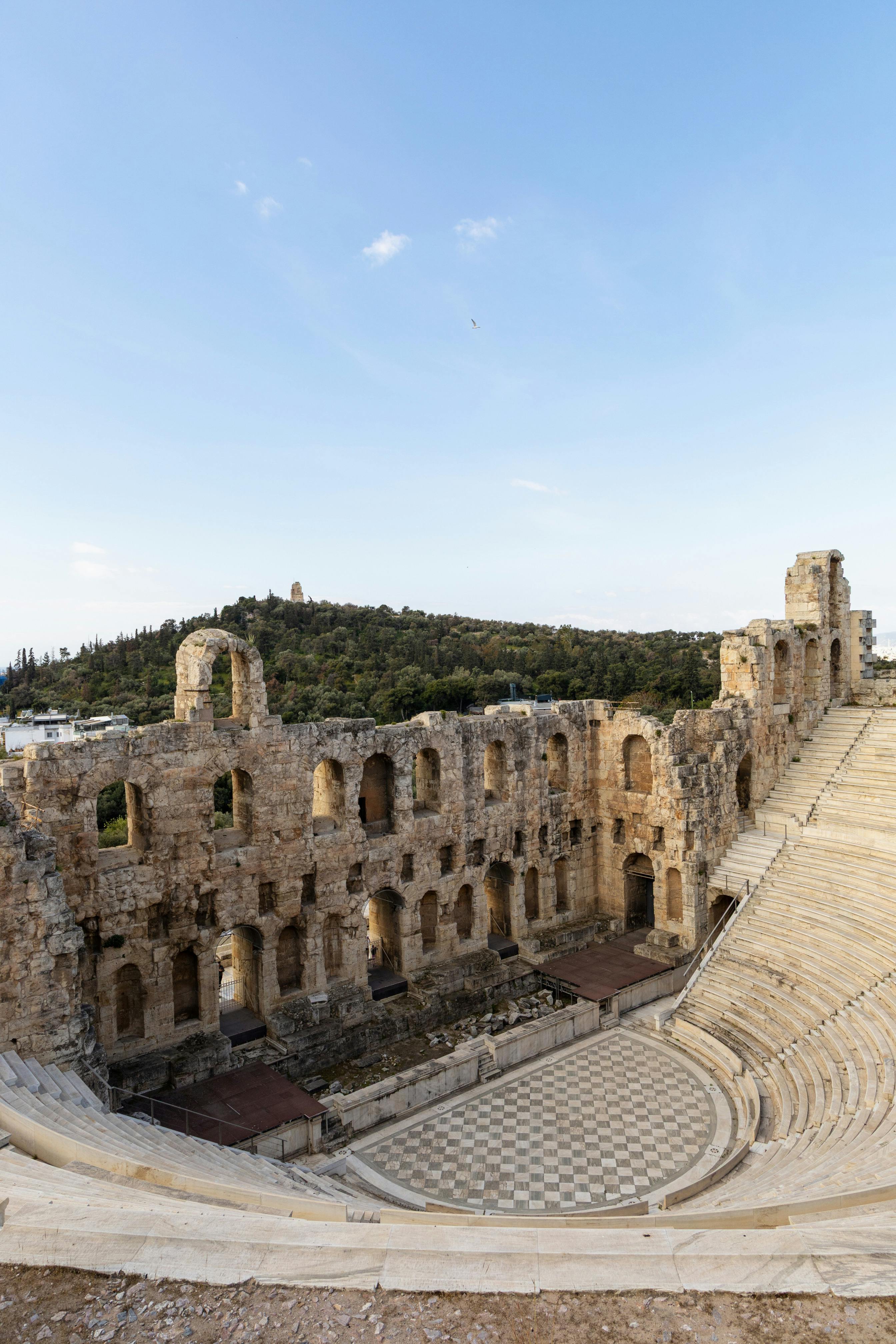 Ücretsiz Yunanistan'ın Atina kentindeki tarihi Herodes Atticus Tiyatrosu Odeonu, açık mavi gökyüzünün altında. Stok Fotoğraflar