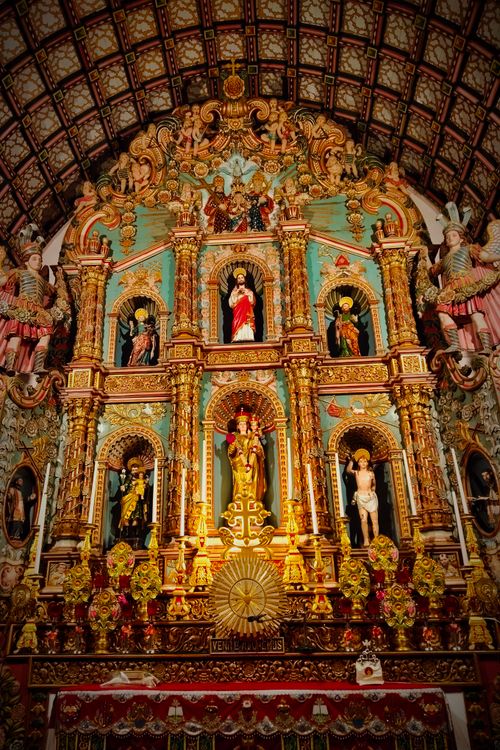 Free Detailed Baroque altar featuring ornate carvings and religious figures, showcasing historical church architecture. Stock Photo