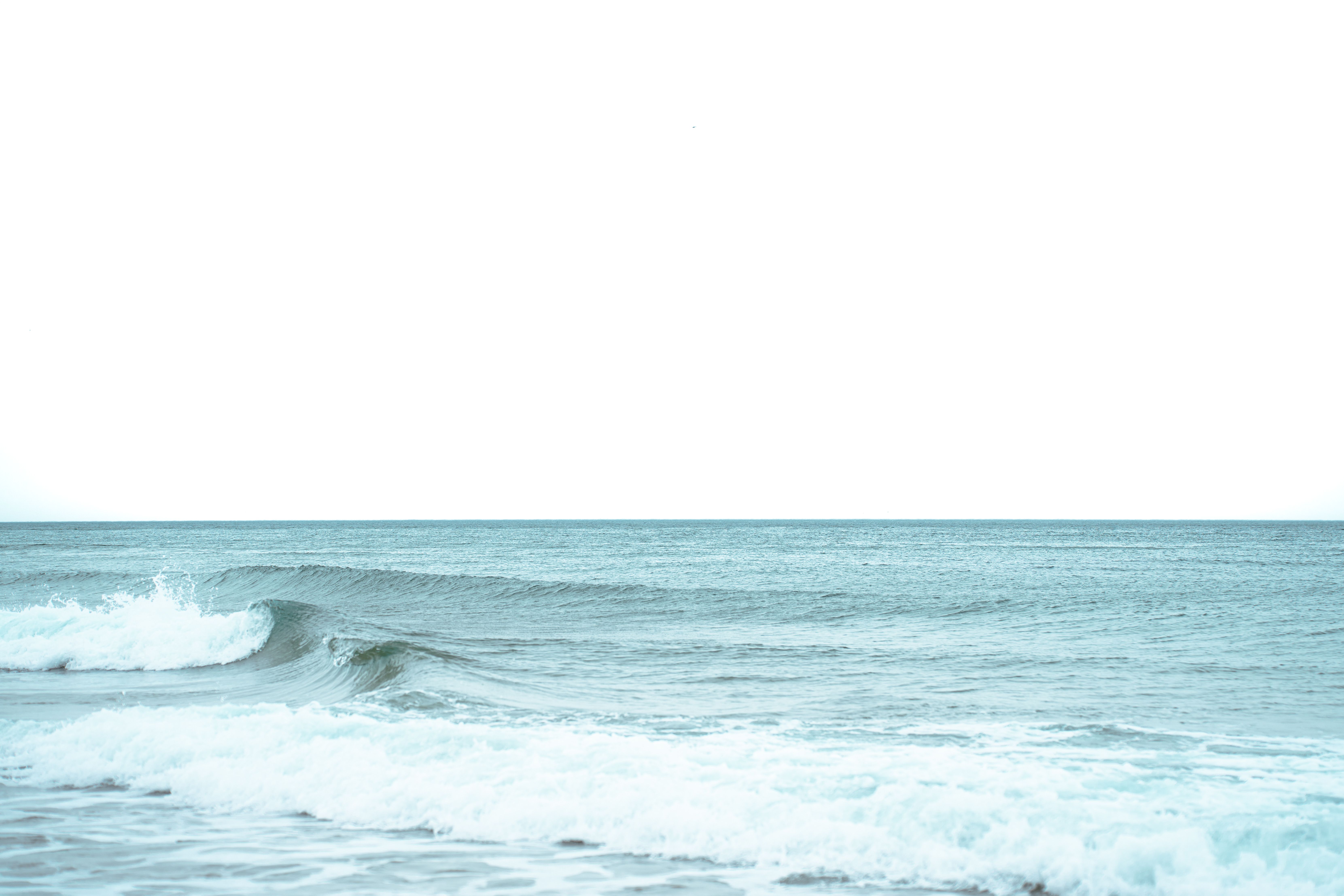 Oceano aberto com ondas suaves