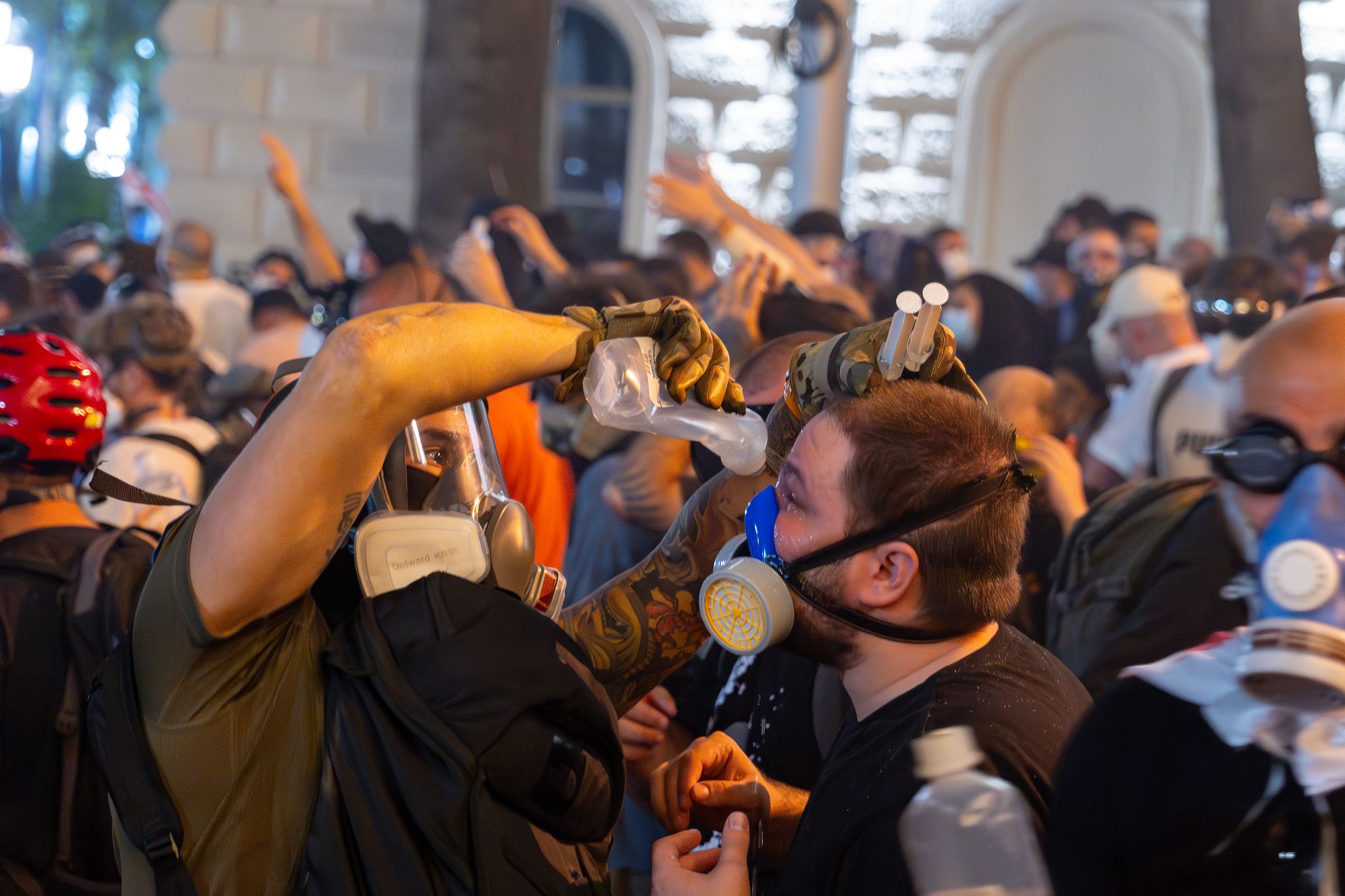 Gemeentehuis Wijk bij Duurstede vernield door gemaskerde demonstranten