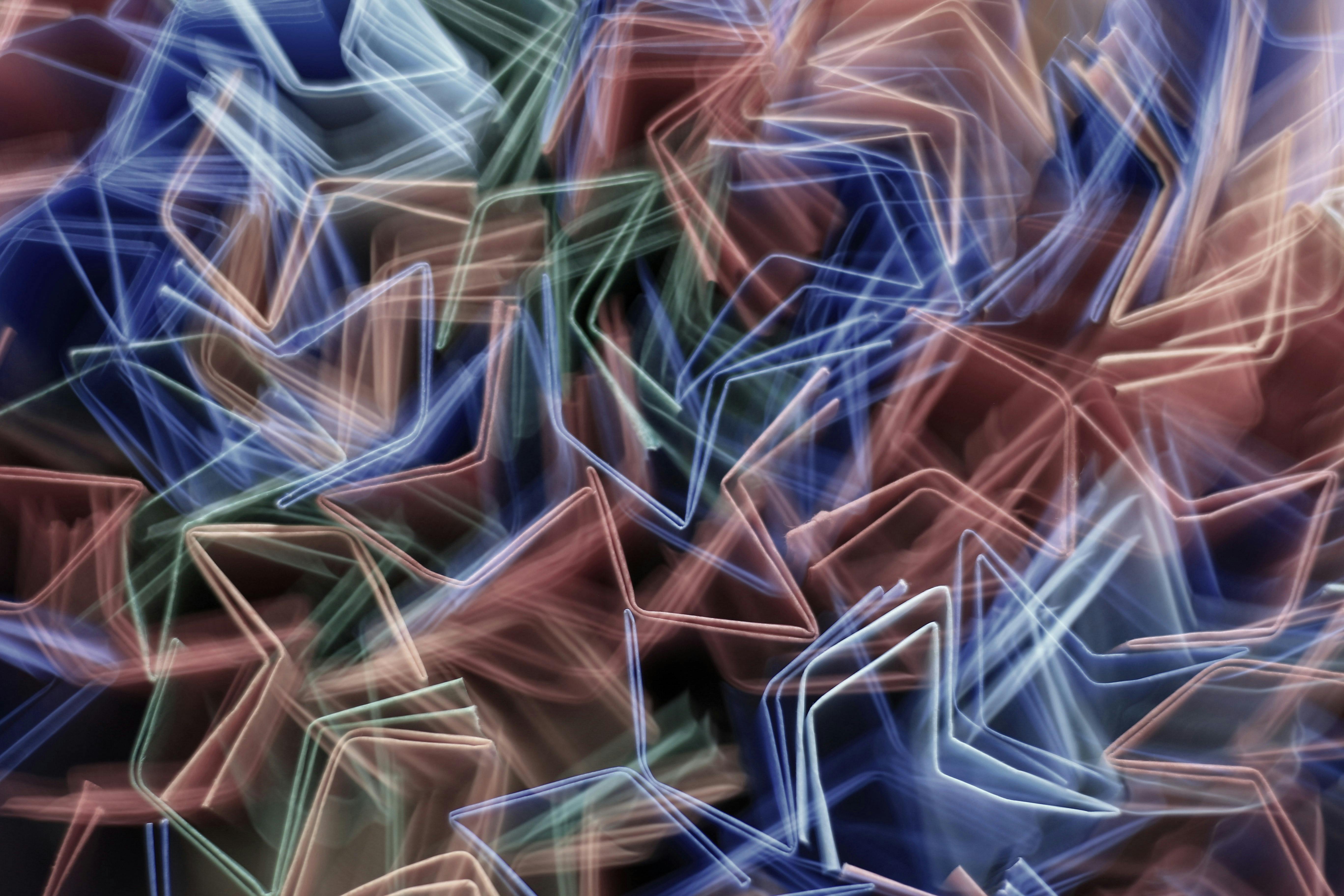 Gratis Una imagen abstracta que presenta patrones de luz geométricos dinámicos y coloridos en movimiento. Foto de stock