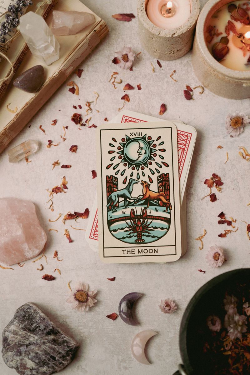 tarotkort omgivna av kristaller och stearinljus