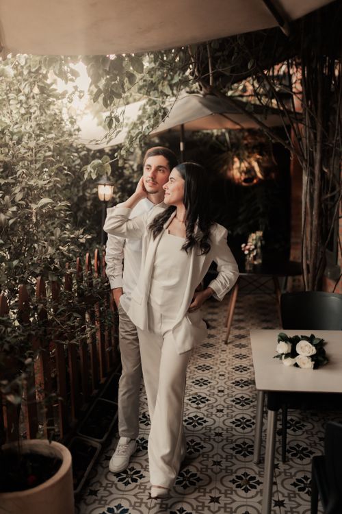 Free Couple enjoying a romantic evening outdoors with soft lighting and gentle ambiance. Stock Photo