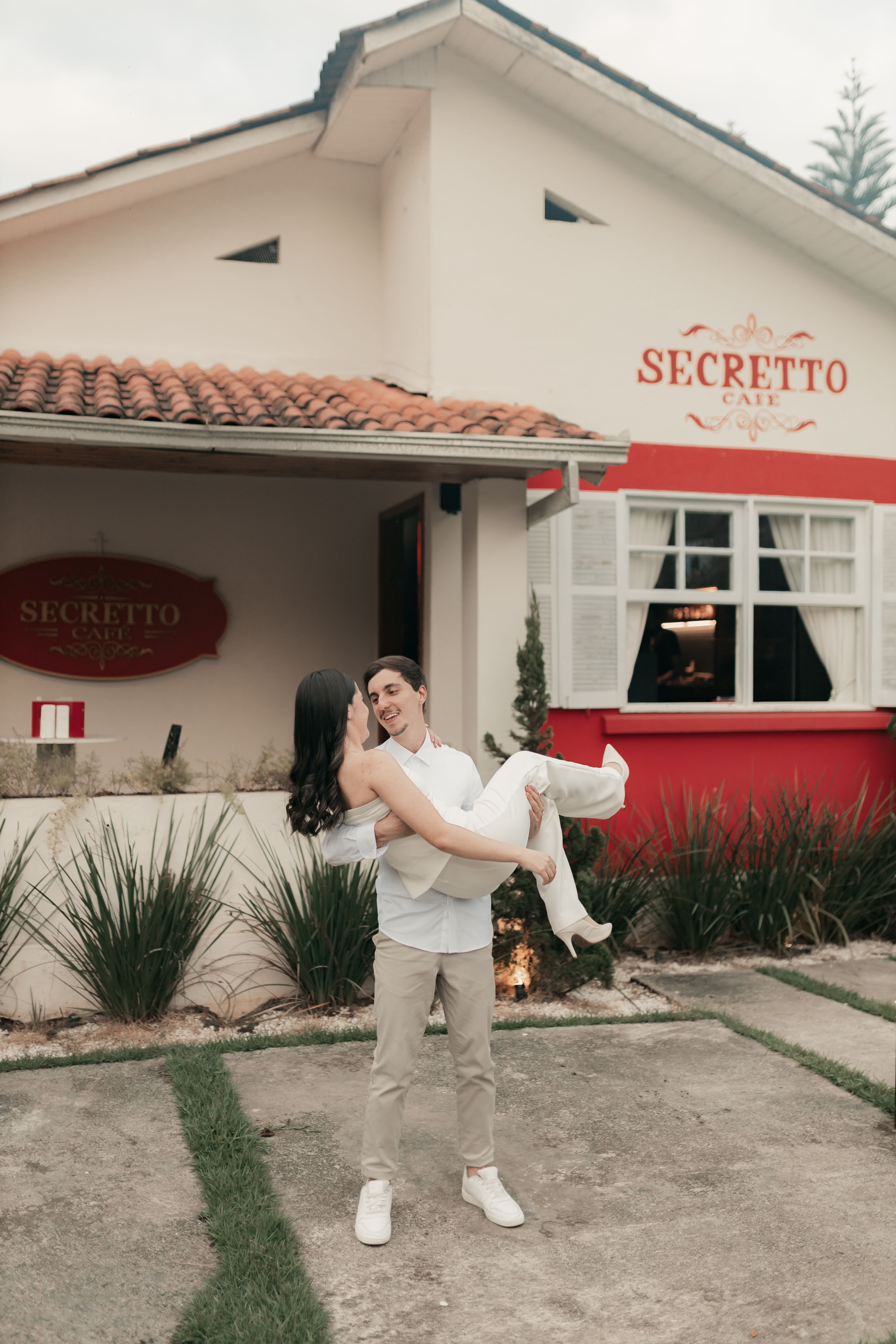 A romantic moment with a couple near Secreto Cafe, capturing love and joy.