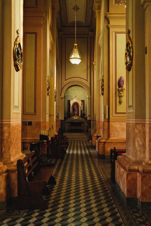 Free A serene view of a historic church's interior with ornate columns and classic architecture. Stock Photo