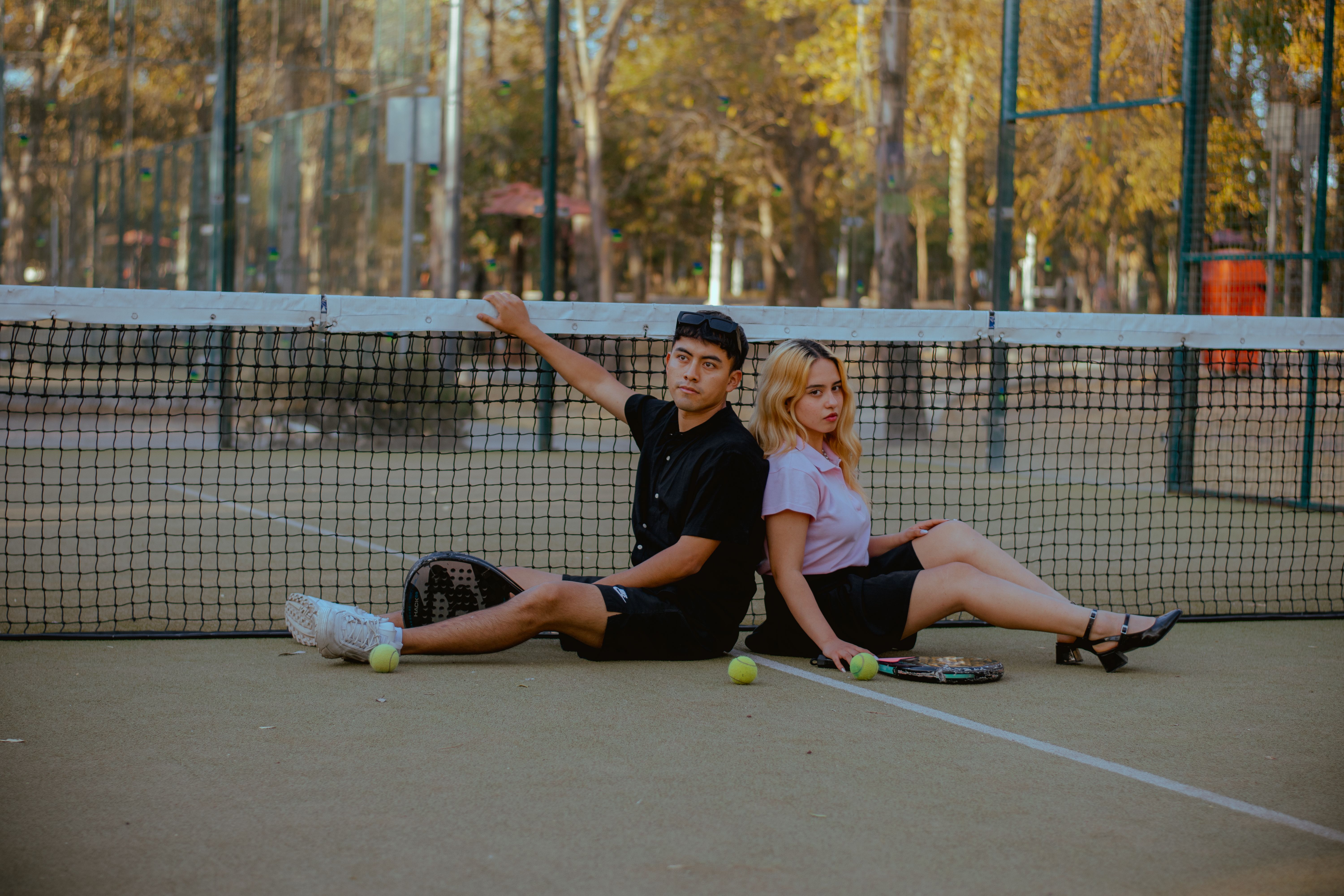 Imajen kona-ba tenis par net worth, horoskopu Aries, no insentivu populasaun Andhra Pradesh: ilustrasaun ho fundu tenis kuadr