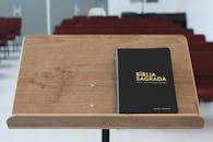 圣经在空荡荡的教堂礼堂的木制讲台上的特写