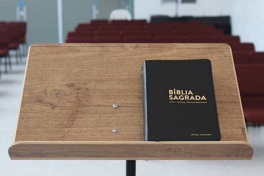 圣经在空荡荡的教堂礼堂的木制讲台上的特写