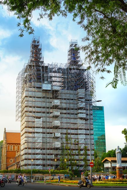 Mẹo Bảo Quản Hạt Macca Không Bị Hôi Dầu, Giòn Ngon Để Được Lâu 2 Scaffolding covers the iconic Notre-Dame Cathedral Basilica in Ho Chi Minh City during restoration.