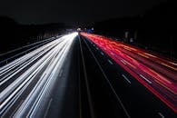 长时间曝光捕捉夜间高速公路上的彩色光路运动