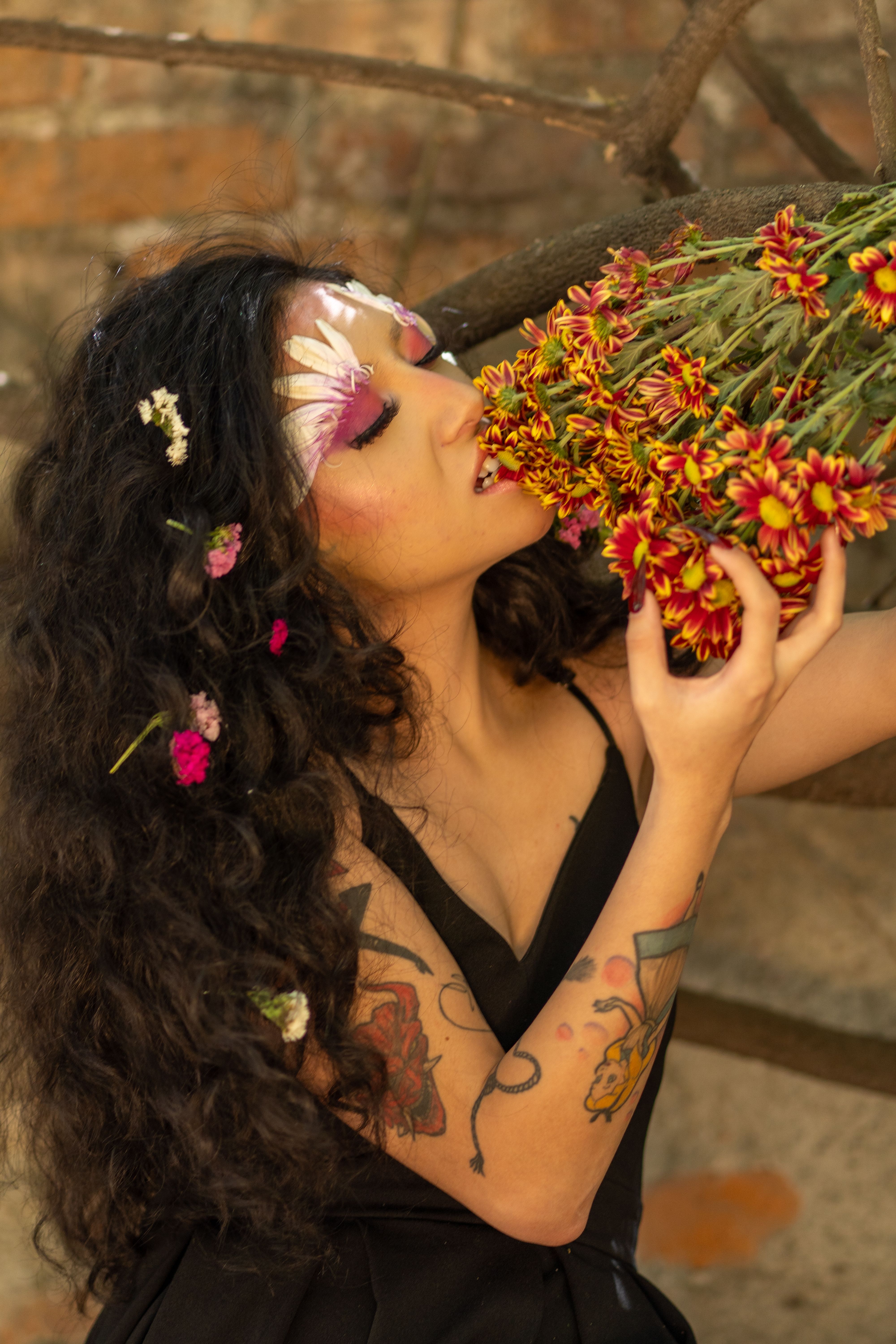 Fotomural Un retrato artístico vibrante de una mujer con maquillaje floral y un ramo de flores, capturado en Ciudad de México.