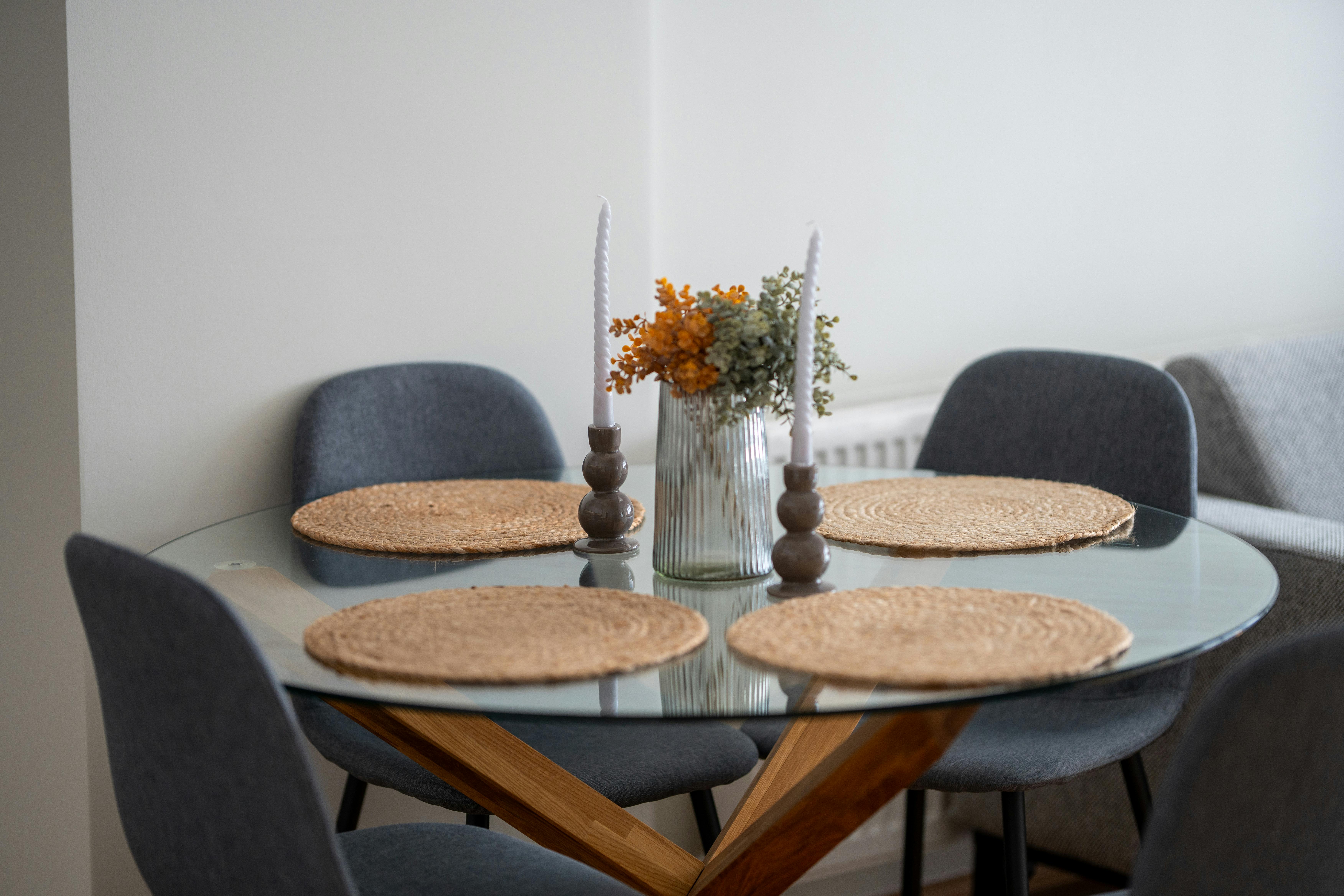 Skandinavischer Essbereich mit ausziehbarem Eichentisch, sechs Stuehlen und ausreichend Laufweg