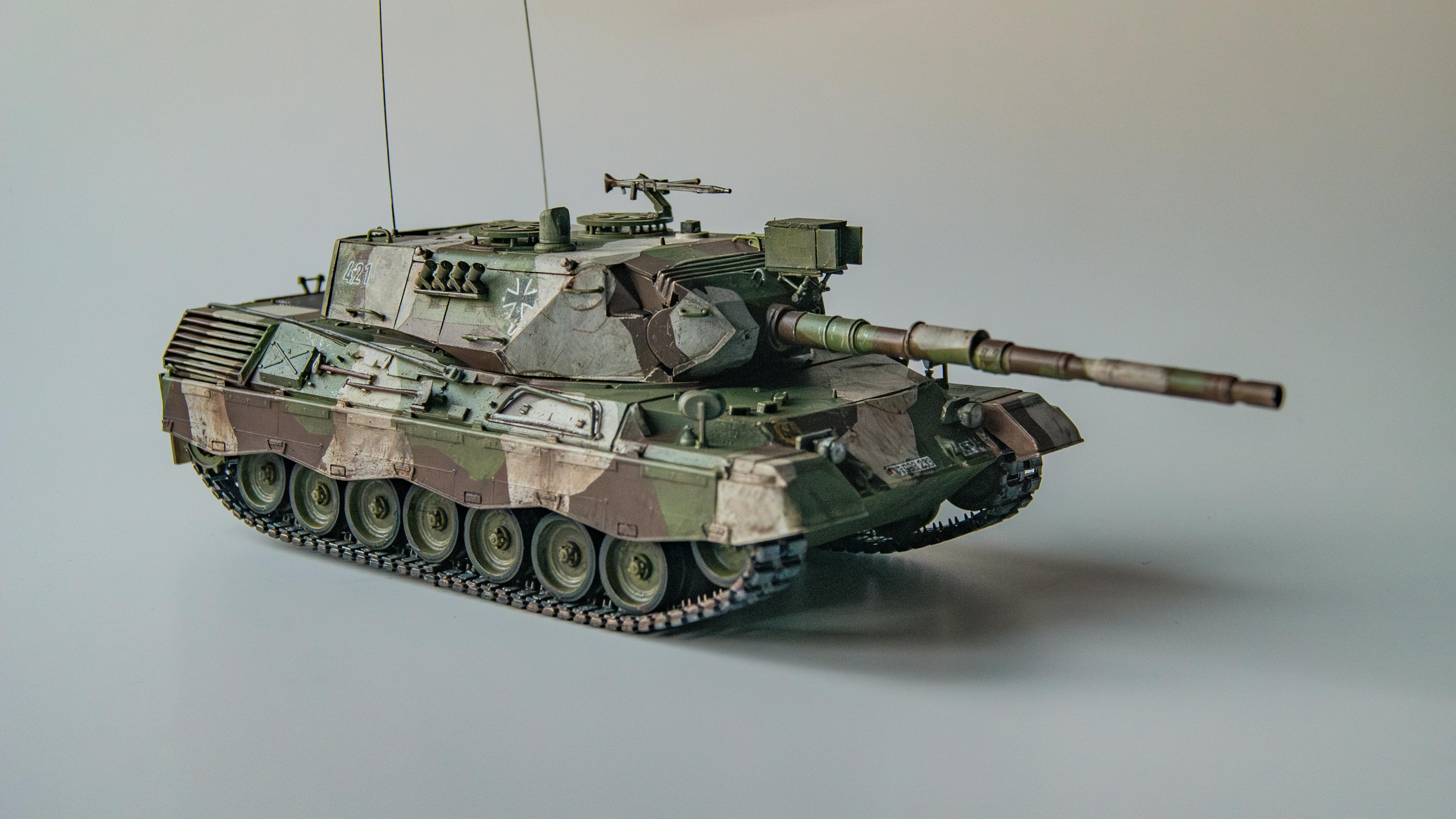 Bezpłatne Model Czołgu Wojskowego W Kamuflażu W świetle Studyjnym Zdjęcie z galerii