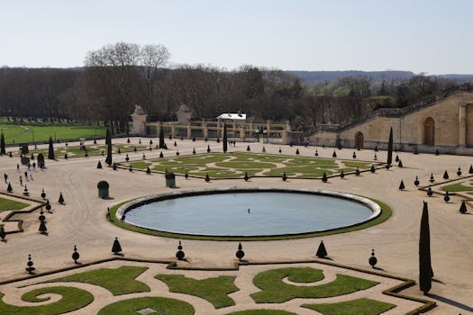 Esplorate i giardini simmetrici di Versailles, con viste pittoresche e una storia ricca.
