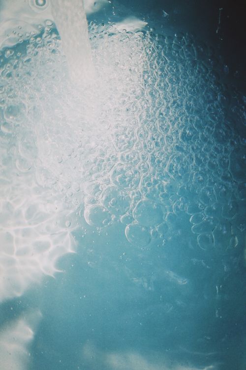 Free Blue abstract water texture with bubbles and light reflections, creating a serene aquatic feel. Stock Photo