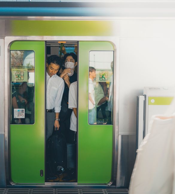 満員電車で通信する乗客たち