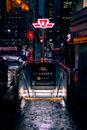 位于加拿大安大略省多伦多市中心的圣安德鲁地铁站入口，在夜晚展现出时尚的都市灯光景观