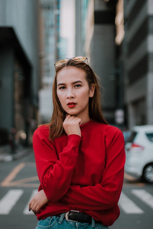 Bức ảnh Về Người Phụ Nữ Mặc áo Len đỏ