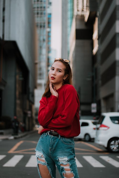 Foto Di Donna Che Indossa Un Maglione Rosso